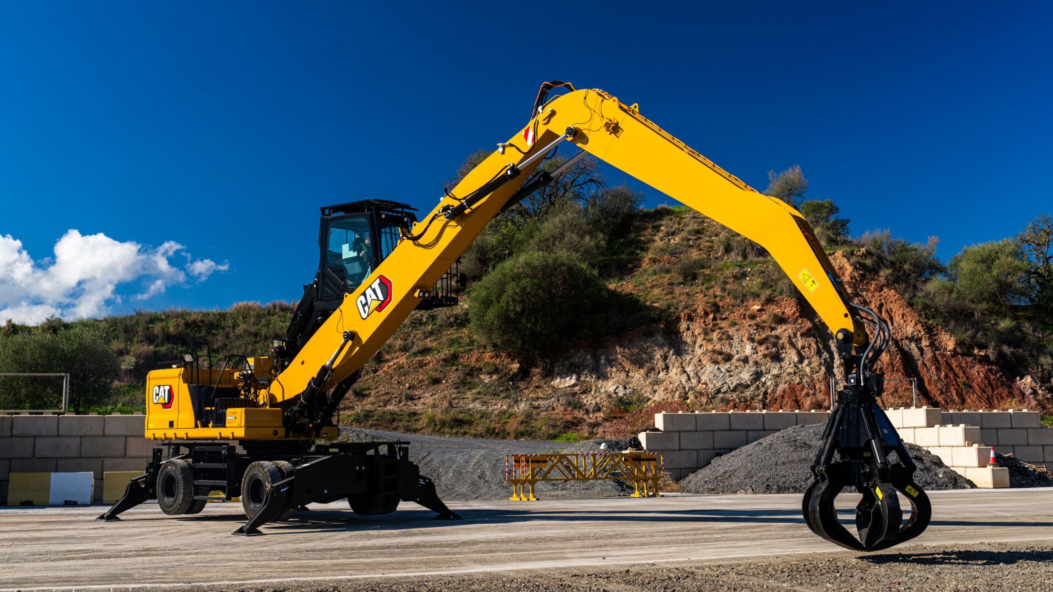 Neuer Cat MH3032 Umschlagbagger auf der bauma 2025