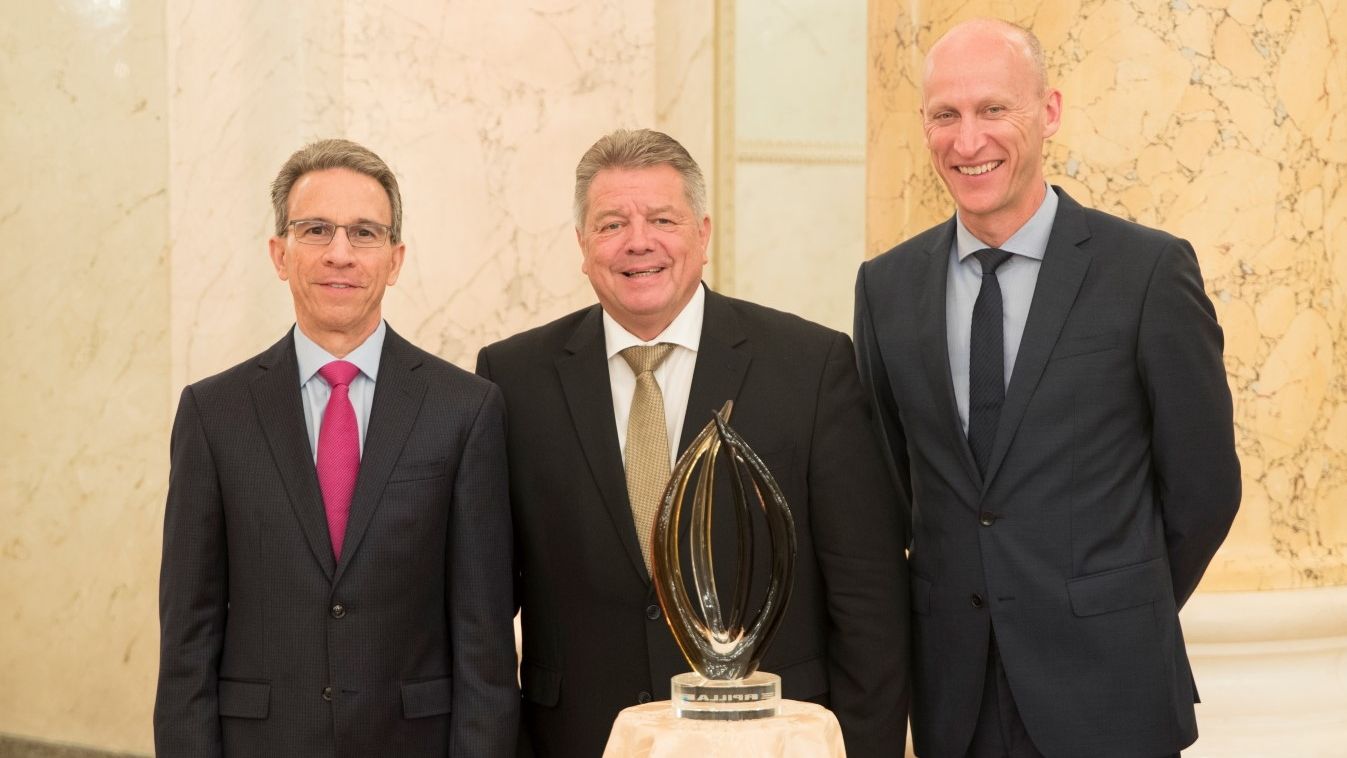 Caterpillar_Global_Dealer_Excellence_Award_2018 (Large).jpg