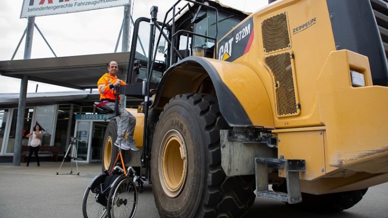 Wieder mobil - dank behindertengerecht umgebautem Cat Radlader 972M 
