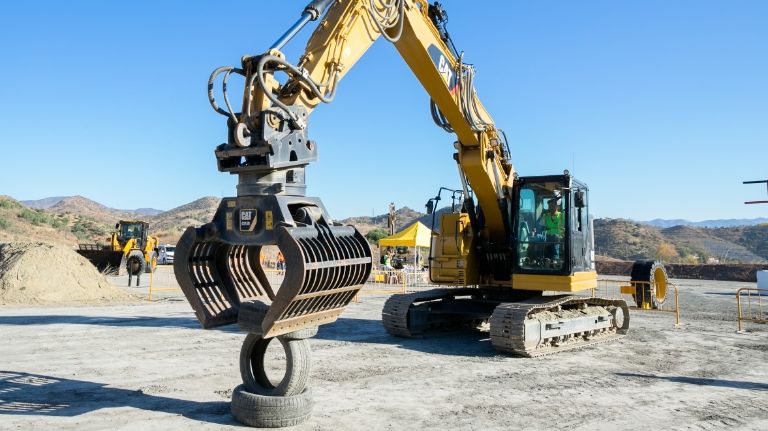 Cat sucht die weltweit besten Baumaschinenführer