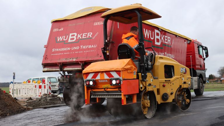 Wenn Asphalteinbau Hand in Hand geht 