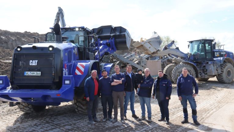 Royalblaues Markenzeichen im Materialumschlag