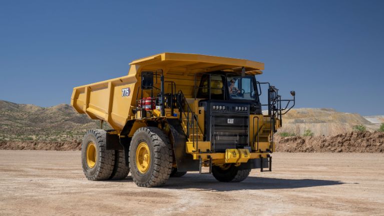 Neuer Cat 775 Muldenkipper auf der bauma 2025